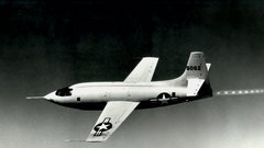 Raketno letalo bell X-1 in prvi supersonični človek Chuck Yeager.