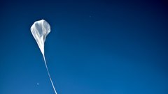 Žerjav po tednu dni čakanja končno izpusti balon s kapsulo 
iz primeža.