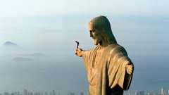 Najjnižji skok BASE vseh časov z višine 29 metrov 
z roke kipa Jezusa Odrešenika v Riu leta 2003.
