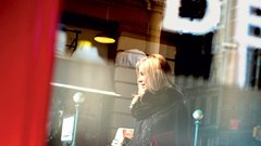 Zelo pomembno: glavno, da je tvoj videz vedno 
perfekten. Nočna ptica Elisabeth na poti domov po 
večeru v Sohu.