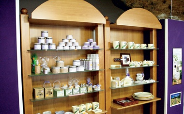 Med prepoznavne izdelke spada naravna kozmetika z eteričnim oljem sivke s Krasa.