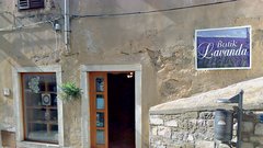 Koprski Butik Lavanda je raj za ljubitelje sivke, kjer vas ne bo prepričal le omamen vonj, ampak tudi pestra in kakovostna ponudba izdelkov.