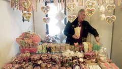 Pravi lectarji morajo znati delati 
medenjake, lectarske figure, bombone, 
lizike, pijačo, sveče ...