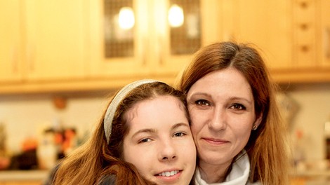 Neja Zrimšek Žiger se je rodila brez obeh rok, a je danes pri 15 letih povsem samostojna tipična najstnica