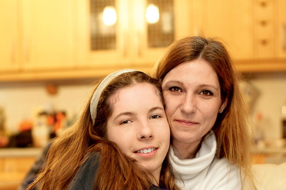 Neja Zrimšek Žiger se je rodila brez obeh rok, a je danes pri 15 letih povsem samostojna tipična najstnica (foto: Goran Antley)
