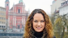Petra Škarja je pri svojih 25 letih avtorica knjižne uspešnice Česar nas niso naučili v šolah in že 5 let podjetnica (www.petraskarja.com).