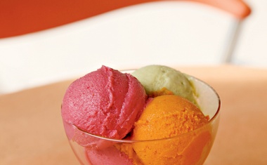 Presni sladoled živih barv, na katerega je Katarina upravičeno ponosna, saj je izdelan iz naravnih sestavin – na sliki okusi pistacija (zelena), malina (rožnata) in jagode goji (oranžna).