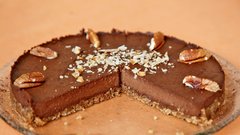 Presna čokoladna torta z orehi pekan.