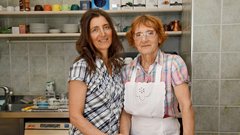 Katarina Mihalek Leskovšek z mamo Tatjano Mihalek, ki vsak dan poskrbi za ponudbo klasičnih sladic.