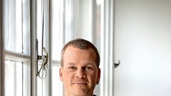 "V desetih letih nikoli nisem videl otroka, ki res ne želi znati brati, pisati, seštevati ... Nekateri imajo slabe izkušnje, ker so jim povedali, da so v nečem slabi, seveda jih to ni spodbudilo, da bi se razvijali v to smer. Včasih potrebujejo podporo, da dobijo ponovno pogum in naredijo prvi mali korak, da proučijo nekatere predmete. To je tudi normalen del našega dela."
