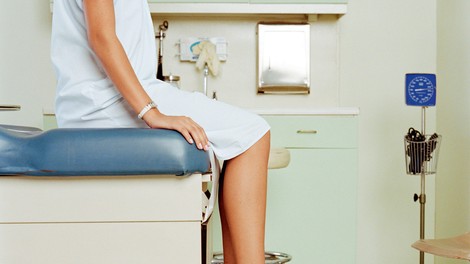 Zaprepadeni ginekologi ne morejo verjeti svojim očem, kaj mlada dekleta počnejo 'tam spodaj', da bi ...