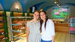 Nina, najstarejša hči, je zelo 
ponosna na mamo in njene 
izdelke, ki jih obiskovalcem 
trgovine z veseljem predstavi.