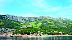 Sv. Nedjelja s Plenkovićevimi vinogradi nad vasjo in z marino pod njo