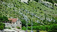 Čudovit zaliv s hišo pravega grofa. Če se boste tukaj zasidrali za kopanje, bodite kulturno umirjeni, spoštujte gospodovo zasebnost. Hvala lepa!