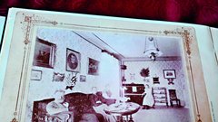Meščanski salon družine Meneghello konec 19. stoletja na Palmižani, ko je bila ta še sam kamen. Da je danes tako unikatno zelena, gre rodbini Meneghello.