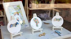 Židana marela je tesno povezana z ilustratorko Suzano Šlebir – 100% Suzi, katere izdelki so tudi v ponudbi.