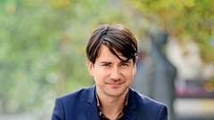 "Nisem za kult osebnosti, sem pa za vzpostavitev vrednostnega sistema, ko se reče: "Ta človek dela dobro." Ali: "Ta človek dela slabo."