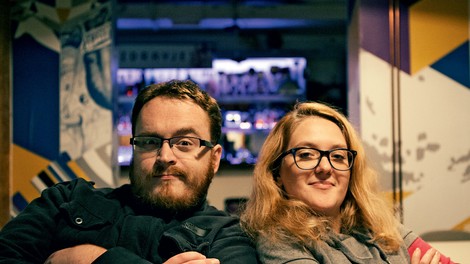 Intervju z igralcema Urško Mlakar in Jušem Milčinskim, ki sta v službi polni smeha