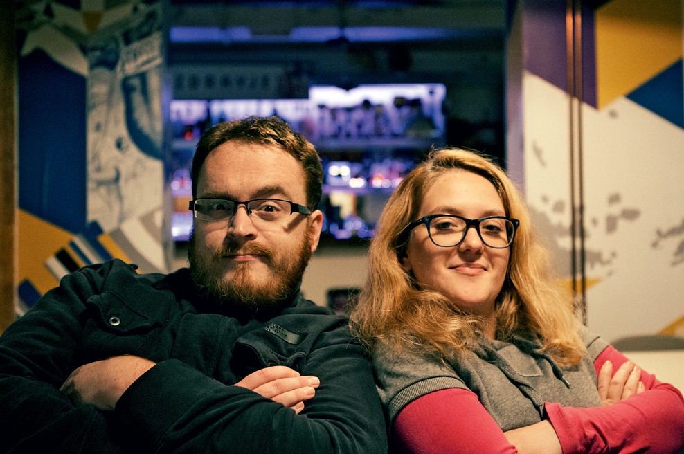 Intervju z igralcema Urško Mlakar in Jušem Milčinskim, ki sta v službi polni smeha (foto: arhiv Bimbo Teater)