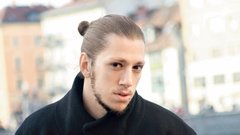 "Plesalci smo plačani tudi za vaje, če imaš vajo štiri ure, ti plačajo pol dneva, če pa osem ur, si plačan za ves dan. V Sloveniji treniraš kot nenormalen, plačan pa imaš le nastop, in še to odvisno, kako se izboriš, ker so dostikrat kakšne kompenzacije ali kaj podobnega."