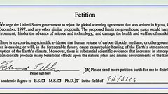 Tako imenovano oregonsko peticijo (www.petitionproject.org) je podpisalo 31.487 ameriških znanstvenikov, od tega 9029 z doktoratom znanosti. Z njo so pozvali vlado ZDA k zavrnitvi kjotskega sporazuma iz decembra 2007 in vseh podobnih pobud. Kakor je leta 2008 v članku za Mladino zapisal Anton Komat, je pobudnik te akcije, ki od leta 1999 poteka v okviru OISM (Oregon Institute of Science and Medicine), nekdanji predsednik Nacionalne akademije znanosti ZDA dr. Frederick Seitz in da zaradi poskusov diskreditacije podpisovanje peticije že nekaj let poteka po navadni pošti, ne več po e-pošti.