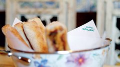 Sloviti hotemaški kruhki, postreženi na hišni način.