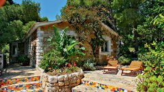 Villa Jacomina, poletna hiša družine Meneghello iz leta 1820 
s čudovito teraso.