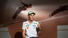 Najboljši smučarski skakalec Peter Prevc o rekordih, brcah v zadnjico in žuriranju
