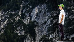 Najboljši smučarski skakalec Peter Prevc o rekordih, brcah v zadnjico in žuriranju