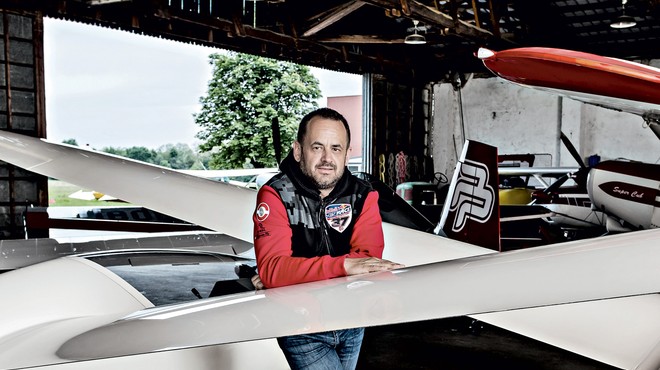 Intervju z najboljšim slovenskim akrobatskim pilotom Petrom Podlunškom (foto: Kristian Ravnič)
