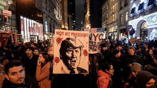 ZDA po zmagi Trumpa: Na tisoče protestnikov vzklika 'On ni naš predsednik!' in 'Ne rasizmu!' (foto: profimedia)