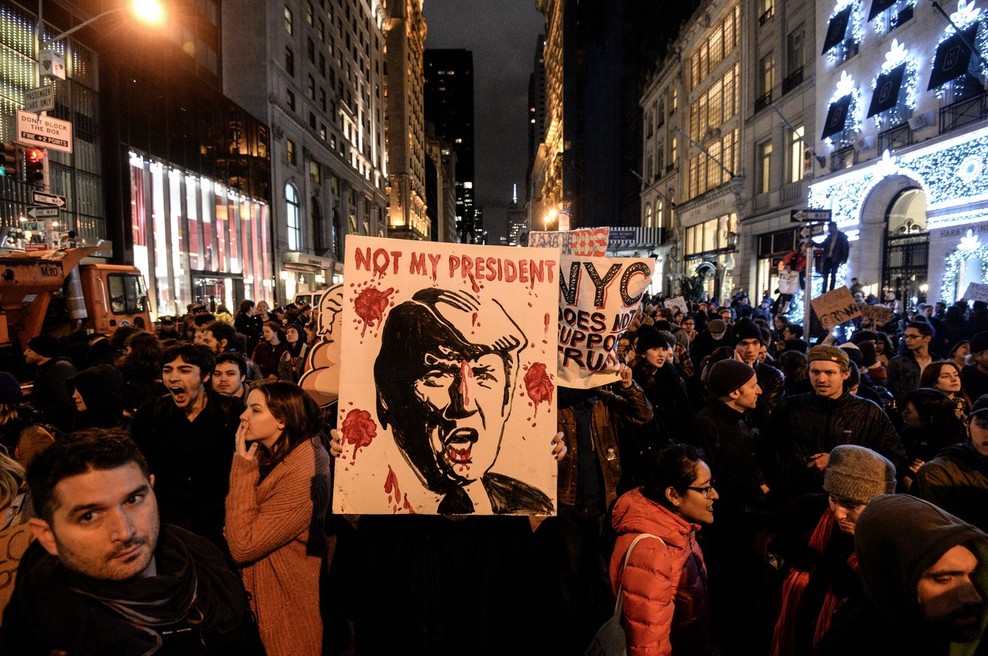 ZDA po zmagi Trumpa: Na tisoče protestnikov vzklika 'On ni naš predsednik!' in 'Ne rasizmu!' (foto: profimedia)