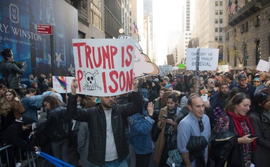 Na sobotnih njujorških protestih tudi Michael Moore