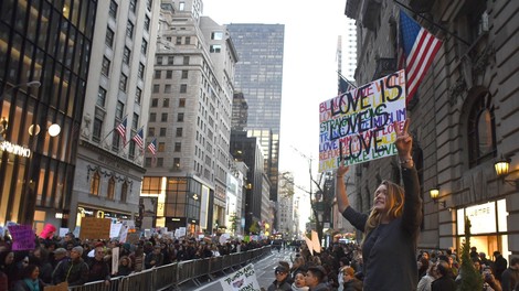 Na sobotnih njujorških protestih tudi Michael Moore