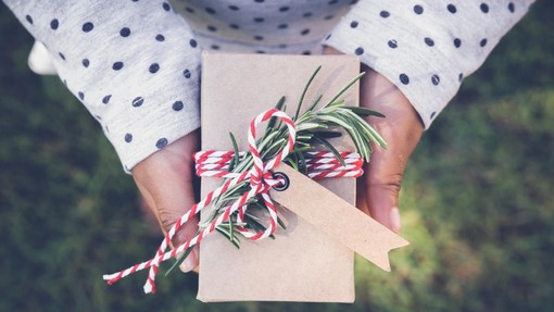 Kako zaviti darila, če nimate papirja
