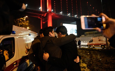 Istanbul: Neznanec vdrl v nočni klub in začel streljati po ljudeh!