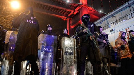 Istanbul: Neznanec vdrl v nočni klub in začel streljati po ljudeh!
