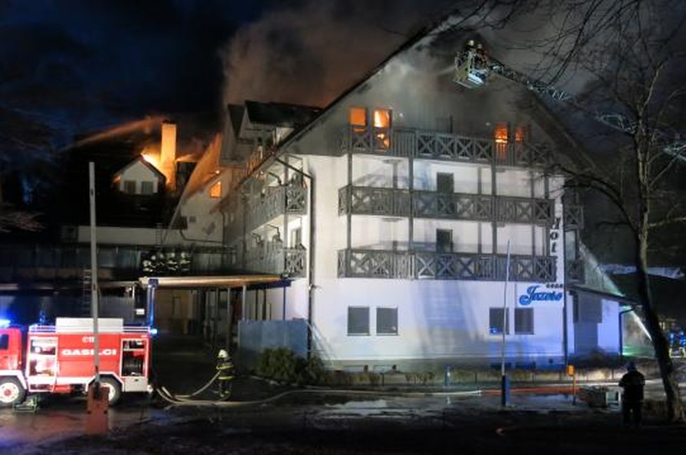 V Bohinju je gorel Hotel Jezero! Goste in zaposlene so evakuirali! (foto: STA)