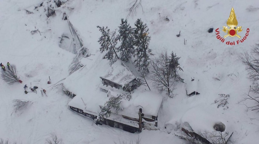 Italija: Plaz zasul hotel, v katerem je bilo najmanj 27 ljudi! Več mrtvih, številni ranjeni! (foto: Virgili del Fuoco / STA)