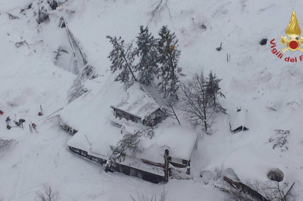 Italija: V zasutem hotelu našli 8 preživelih, ki jih bodo s helikopterjem prepeljali v bolnišnico! (foto: Virgili del Fuoco / STA)