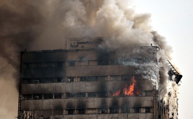 Teheran: Zaradi požara se je zrušila najvišja stavba! V ruševinah je ujetih več gasilcev!