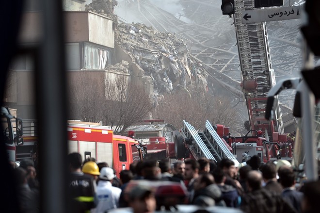 Teheran: Zaradi požara se je zrušila najvišja stavba! V ruševinah je ujetih več gasilcev! (foto: profimedia)