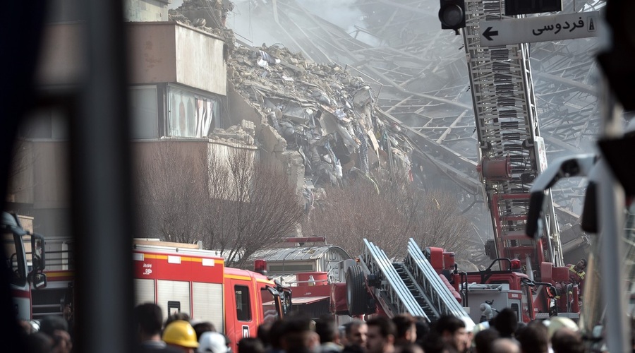 Teheran: Zaradi požara se je zrušila najvišja stavba! V ruševinah je ujetih več gasilcev! (foto: profimedia)