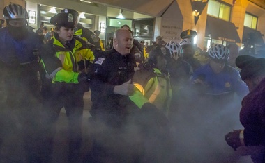 V spopadih med nasprotniki in podporniki Trumpa posredovala tudi policija!