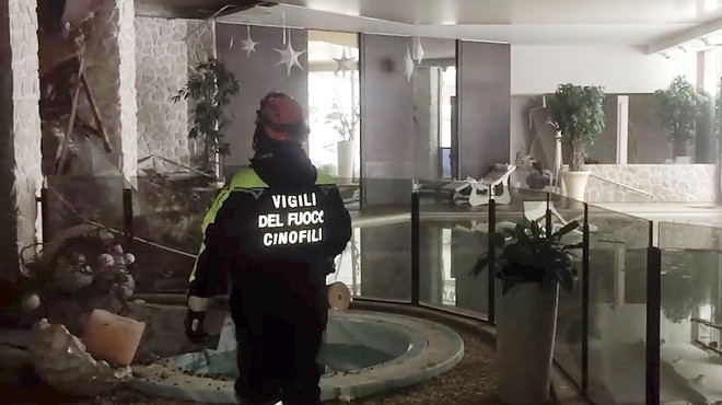 Iz zasutega italijanskega hotela rešili še štiri ljudi (foto: profimedia)