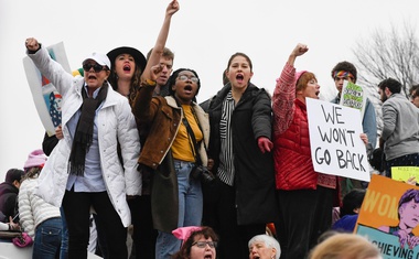 V Washingtonu in drugod po svetu več sto tisoč ljudi na pohodu žensk!