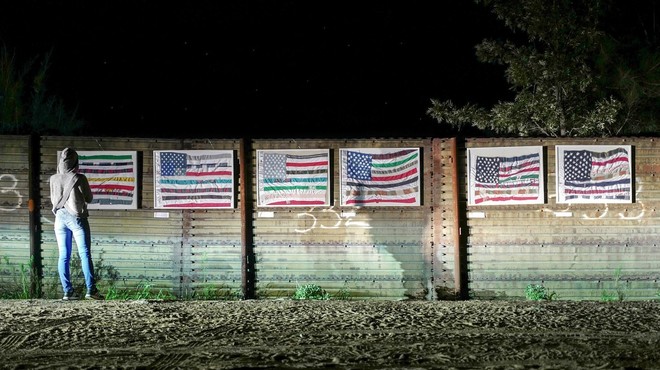 Mehičani v protest na meji z ZDA s človeškim zidom, Merklova pa okrcala Pencea! (foto: profimedia)