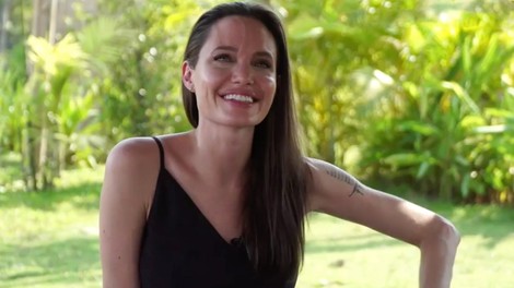 Angelina Jolie v Kambodži predstavila svoj novi film o obdobju Rdečih kmerov