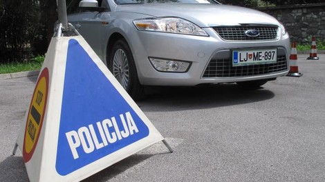 Čudno je vozil, pa so ga ustavili: policisti osupli, ko so videli, kaj vse se dogaja v avtomobilu