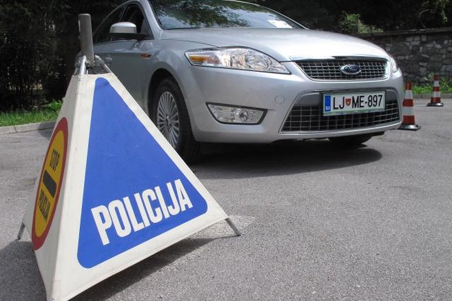 Čudno je vozil, pa so ga ustavili: policisti osupli, ko so videli, kaj vse se dogaja v avtomobilu